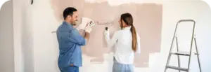 2 Personen streichen eine Wand